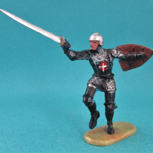 8939  Chevalier en armure frappant avec épée et bouclier (II).